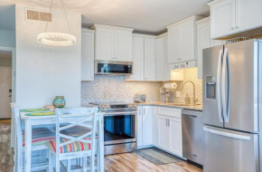 Bella Vista: Marshfront Condo 1 Block To The Beach. Pool & Hot Tub-1st Floor